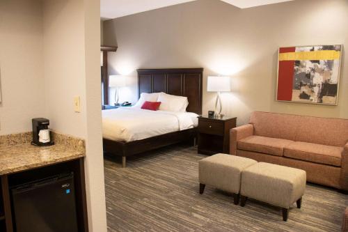 a hotel room with a bed and a couch at Hampton Inn Tuscaloosa-University in Tuscaloosa