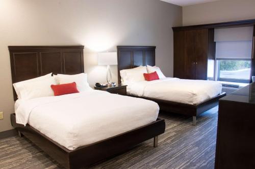 a hotel room with two beds and a window at Hampton Inn Tuscaloosa-University in Tuscaloosa