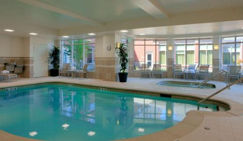 a large swimming pool in a hotel room at Hilton Garden Inn Eugene/Springfield in Springfield
