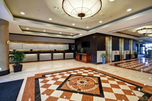 El vestíbulo o zona de recepción de DoubleTree by Hilton Pleasanton at The Club
