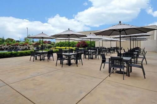 Un restaurante o sitio para comer en DoubleTree by Hilton Pleasanton at The Club