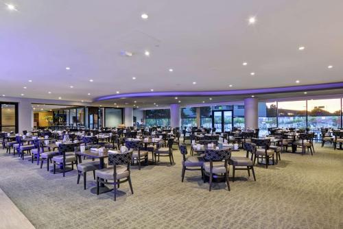 Un restaurante o sitio para comer en DoubleTree by Hilton Pleasanton at The Club