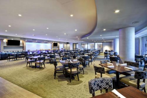 Un restaurante o sitio para comer en DoubleTree by Hilton Pleasanton at The Club
