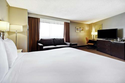 Cama o camas de una habitación en DoubleTree by Hilton Pleasanton at The Club