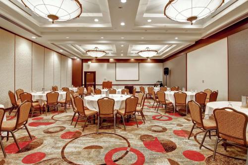 Zona business o sala de conferencias en DoubleTree by Hilton Pleasanton at The Club