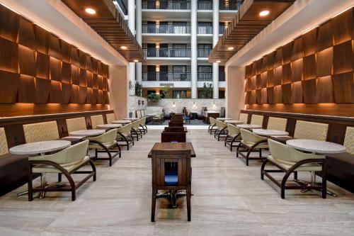 Un lugar para sentarse en Embassy Suites Syracuse