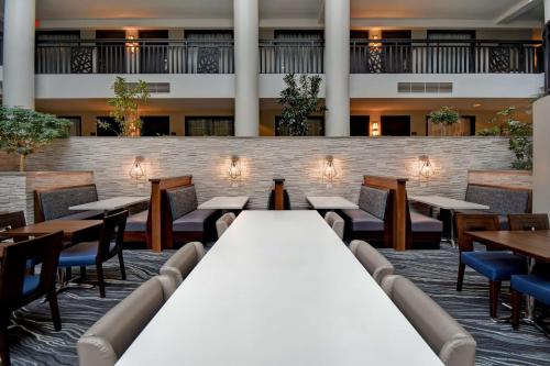 Un restaurante u otro lugar para comer en Embassy Suites Syracuse