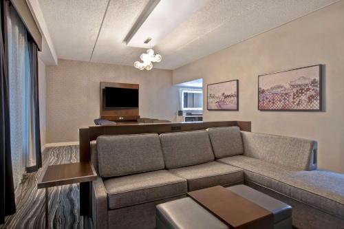 Una televisión o centro de entretenimiento en Embassy Suites Syracuse