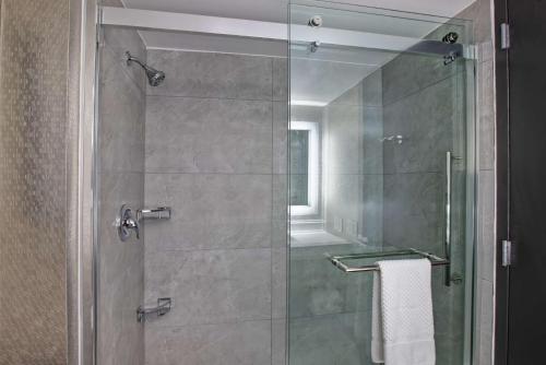 Un baño de Embassy Suites Syracuse