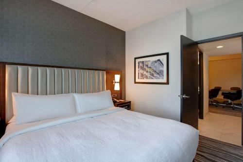 Una cama o camas en una habitación de Embassy Suites Syracuse