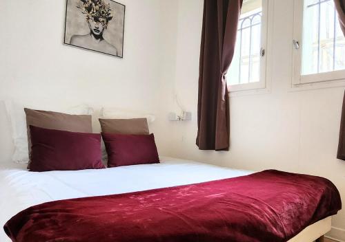 - une chambre dotée d'un lit avec des draps rouges et blancs dans l'établissement 