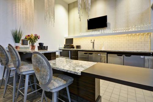 Televisyen dan/atau pusat hiburan di Homewood Suites by Hilton Birmingham Downtown Near UAB