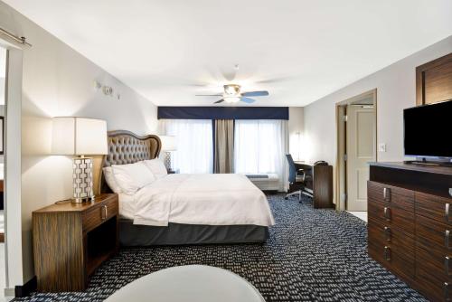 Homewood Suites by Hilton Birmingham Downtown Near UAB tesisinde bir odada yatak veya yataklar