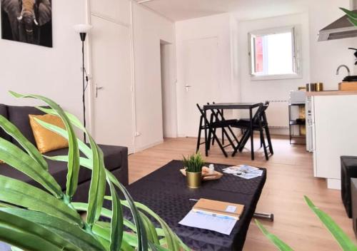 un salon avec un canapé et une table dans l'établissement 