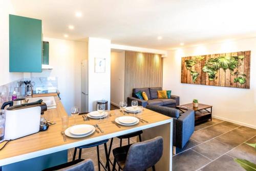 une cuisine et un salon avec une table et des chaises dans l'établissement L'élégant / Sauna / 24h/24h, à Saint-Jory