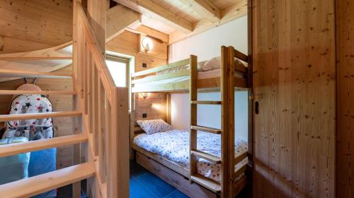 a bedroom with two bunk beds in a wooden cabin at Les Aiguilles 201 - sublime Appt - 7 pers in Saint-Sorlin-dʼArves