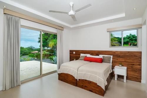 1 dormitorio con cama y ventana grande en MV-DR61 Casa Buena Vista en Playa Flamingo