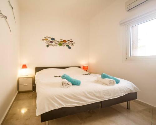 ein Schlafzimmer mit einem Bett mit Handtüchern darauf in der Unterkunft 2 bedrooms close to the Hilton in Tel Aviv
