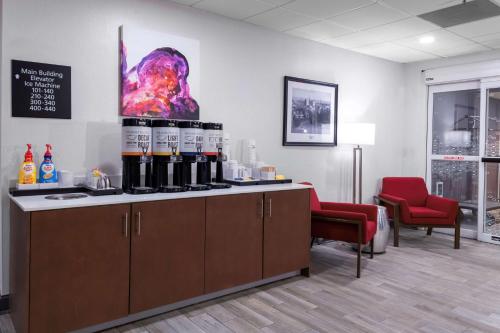 uma sala de espera com um balcão com garrafas de vinho em Hampton Inn by Hilton Concord/Bow em Concord