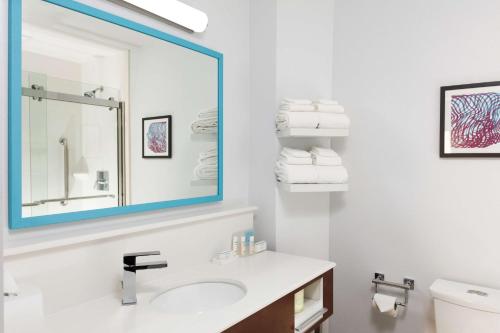 y baño con lavabo y espejo. en Hampton Inn by Hilton Concord/Bow, en Concord