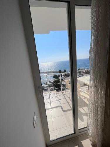 una stanza con una finestra con vista sull'oceano di Diamond Sea a Sarandë
