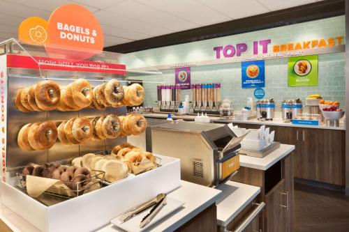 ヨークにあるTru By Hilton York Paのたくさんのドーナツが並んでいるパン屋