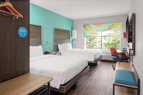 クリーブランドにあるTru By Hilton Cleveland Midtownのベッド2台と窓が備わるホテルルームです。