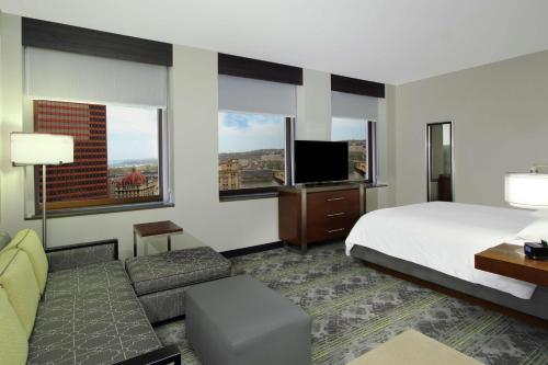 TV a/nebo společenská místnost v ubytování Embassy Suites Pittsburgh-Downtown