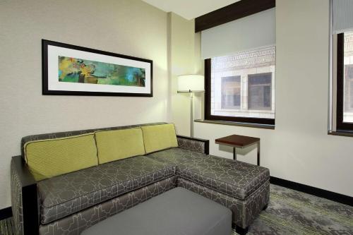 Posezení v ubytování Embassy Suites Pittsburgh-Downtown