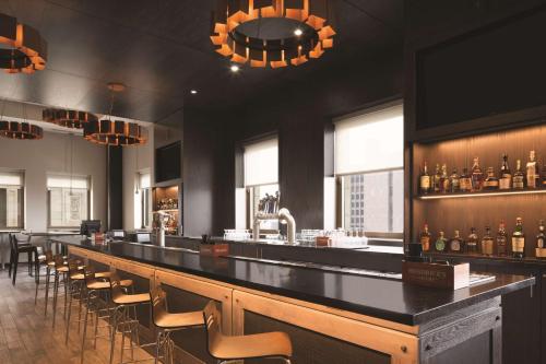 Lounge nebo bar v ubytování Embassy Suites Pittsburgh-Downtown