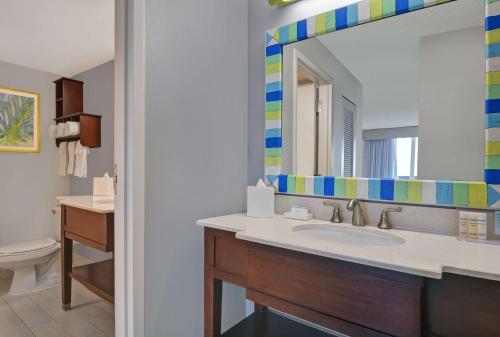 een badkamer met een wastafel en een spiegel bij Hampton Inn Oceanfront Jacksonville Beach in Jacksonville Beach