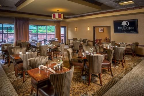 restauracja ze stołami i krzesłami w pokoju w obiekcie DoubleTree by Hilton Biltmore/Asheville w mieście Asheville