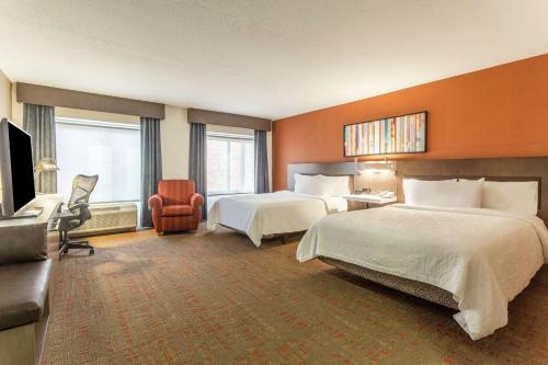 Habitación de hotel con 2 camas y TV en Hilton Garden Inn Chicago/Tinley Park, en Tinley Park
