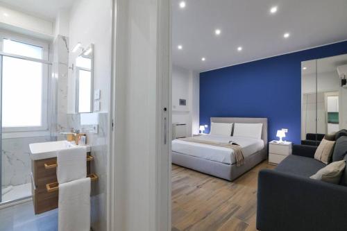 a bedroom with a bed and a blue wall at Contempora Apartments - bilocale Washington 105 in Milan