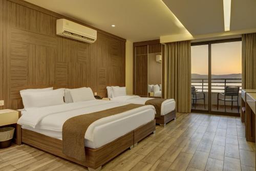Katil atau katil-katil dalam bilik di Luciana Hotel by FHM