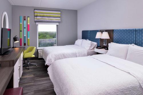 Cette chambre comprend 2 lits et une fenêtre. dans l'établissement Hampton Inn & Suites Atlanta/Marietta, à Marietta