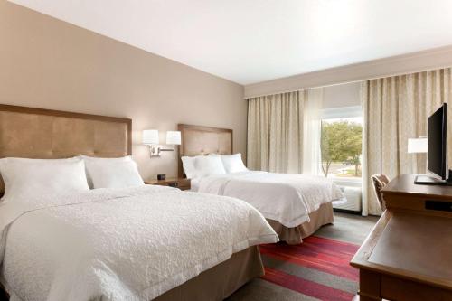 Habitación de hotel con 2 camas y TV en Hampton Inn Kanab, en Kanab