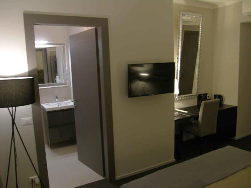 Cette chambre comprend une salle de bains pourvue d'un lavabo et d'un miroir. dans l'établissement Zuretti 61, à Milan