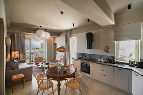 een keuken en een woonkamer met een tafel en stoelen bij Rezident Tomis Marina in Constanţa