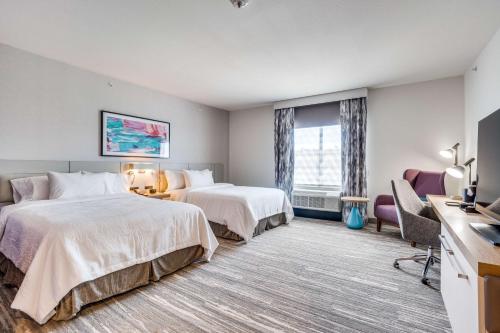 達拉斯的住宿－Hilton Garden Inn Dallas-Central Expy/North Park Area, Tx，酒店客房配有两张床和一张书桌