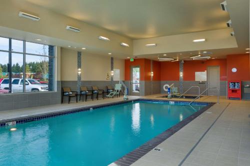 a large swimming pool in a hotel room at Hampton Inn & Suites Portland/Vancouver in Vancouver
