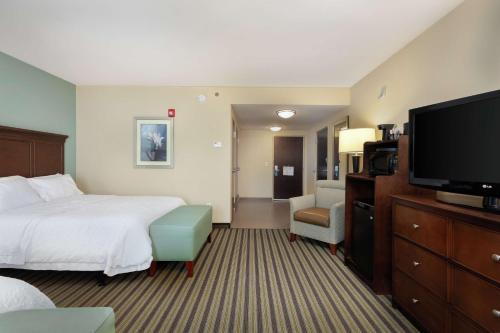 Μια τηλεόραση ή/και κέντρο ψυχαγωγίας στο Hampton Inn and Suites Adairsville/Calhoun Area
