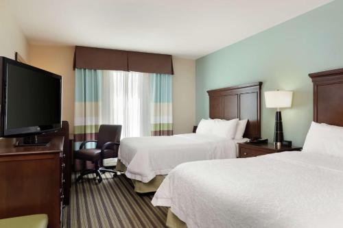 Μια τηλεόραση ή/και κέντρο ψυχαγωγίας στο Hampton Inn and Suites Adairsville/Calhoun Area