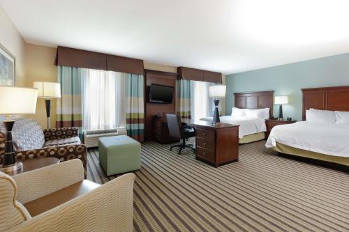 Habitación de hotel con 2 camas y sofá en Hampton Inn and Suites Adairsville/Calhoun Area, en Adairsville