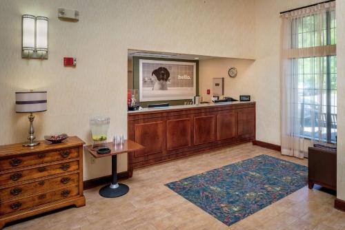 Habitación grande con TV de pantalla plana en la pared. en Hampton Inn & Suites Binghamton/Vestal, en Vestal