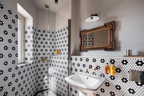 a bathroom with a sink and a mirror at Rezident Tomis Marina in Constanţa