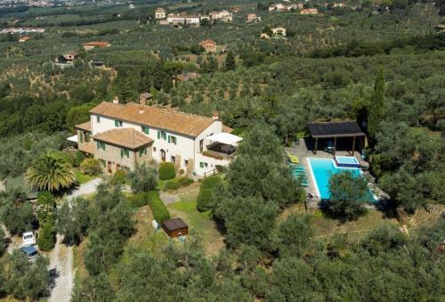 una vista aérea de una casa con piscina en Olive Tree Suites Farmstay Villa, en Lamporecchio