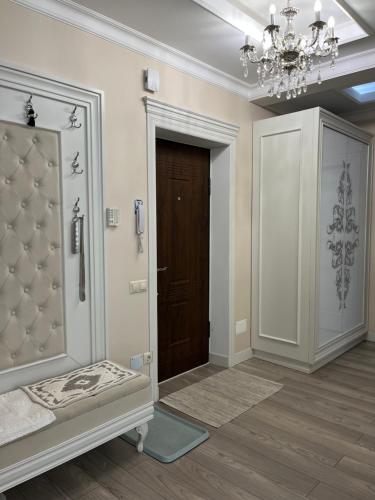 Zimmer mit einer Tür und einem Kronleuchter in der Unterkunft Apartament in the center of Chisinau in Chişinău