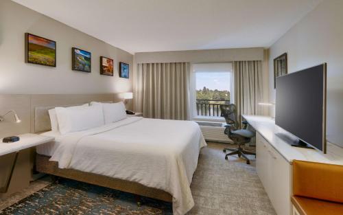Кровать или кровати в номере Hilton Garden Inn Idaho Falls