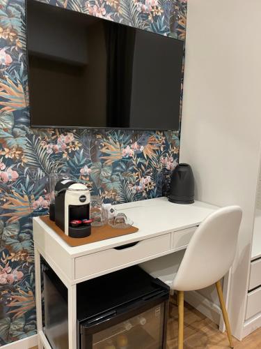 a white desk with a television on top of it at Regina Elena Rooms in Pescara